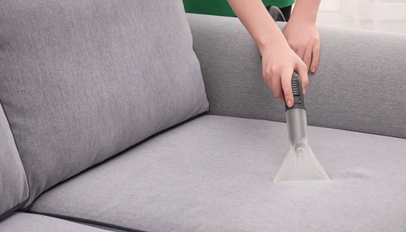 Nên bảo dưỡng và vệ sinh sofa định kỳ để sớm phát hiện tình trạng đệm sopha bị xẹp lún