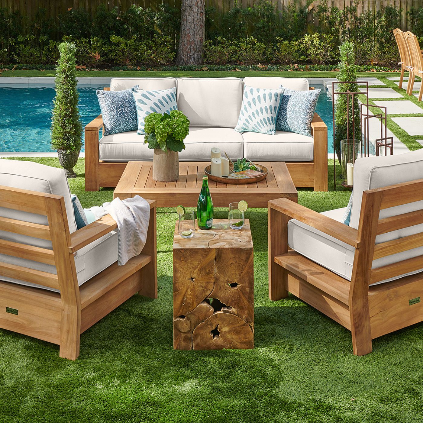 Chất liệu sofa ngoài trời cần bền, thấm hút và dễ vệ sinh hơn sofa thường