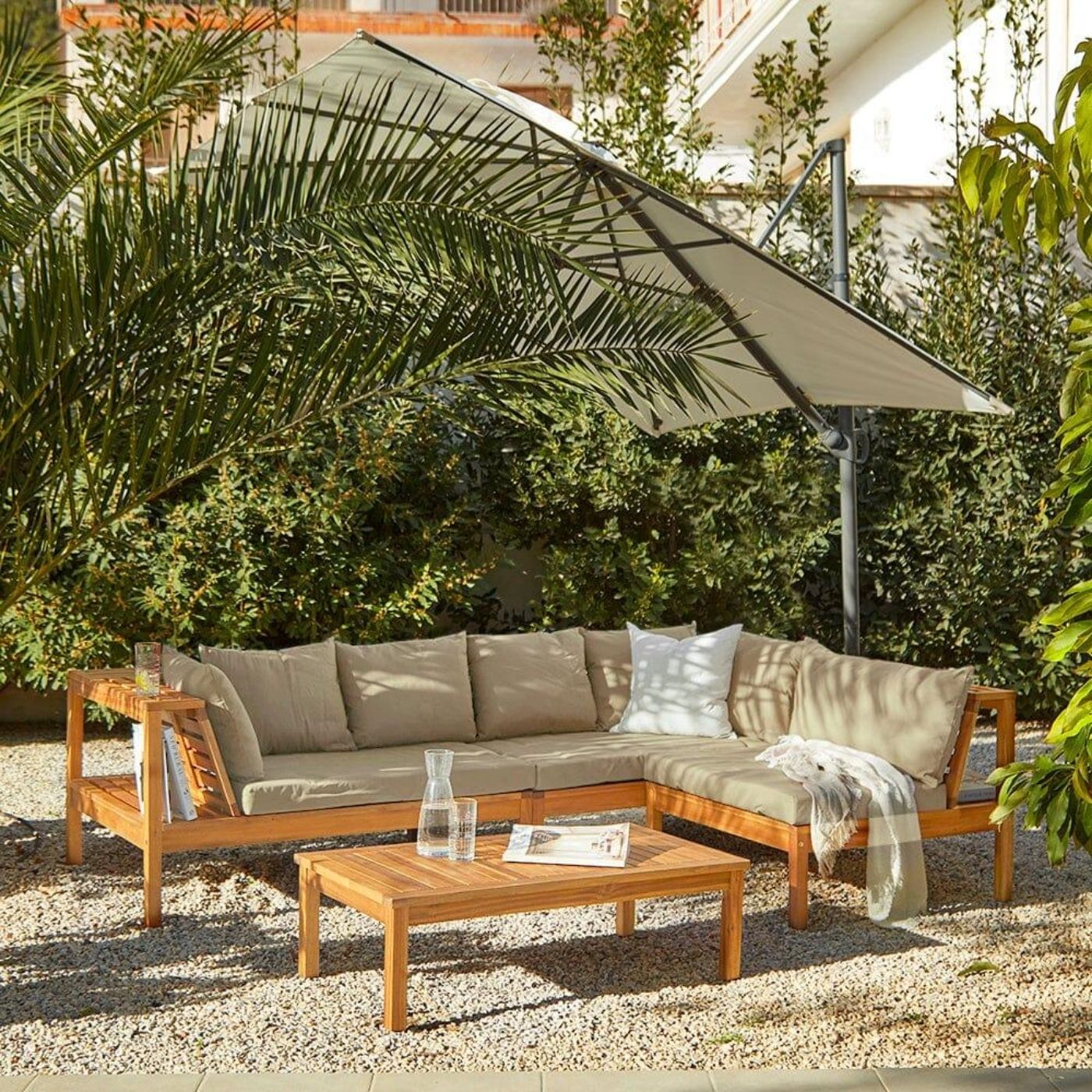 Ghế sofa gỗ truyền thống mang vẻ đẹp cổ điển cuốn hút