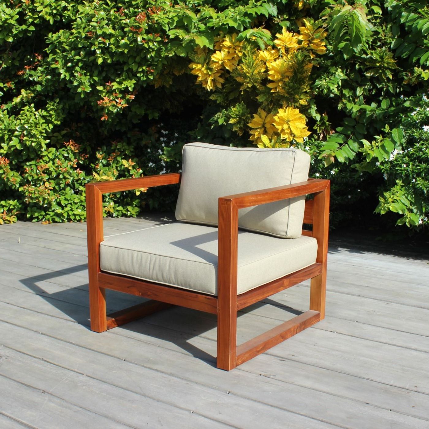 Mẫu ghế sofa gỗ tự nhiên chống chịu mưa nắng tốt ngoài trời