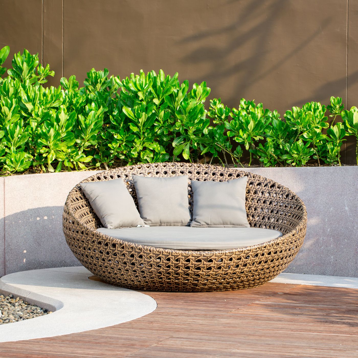 Sofa sân vườn thường có kiểu dáng đơn giản