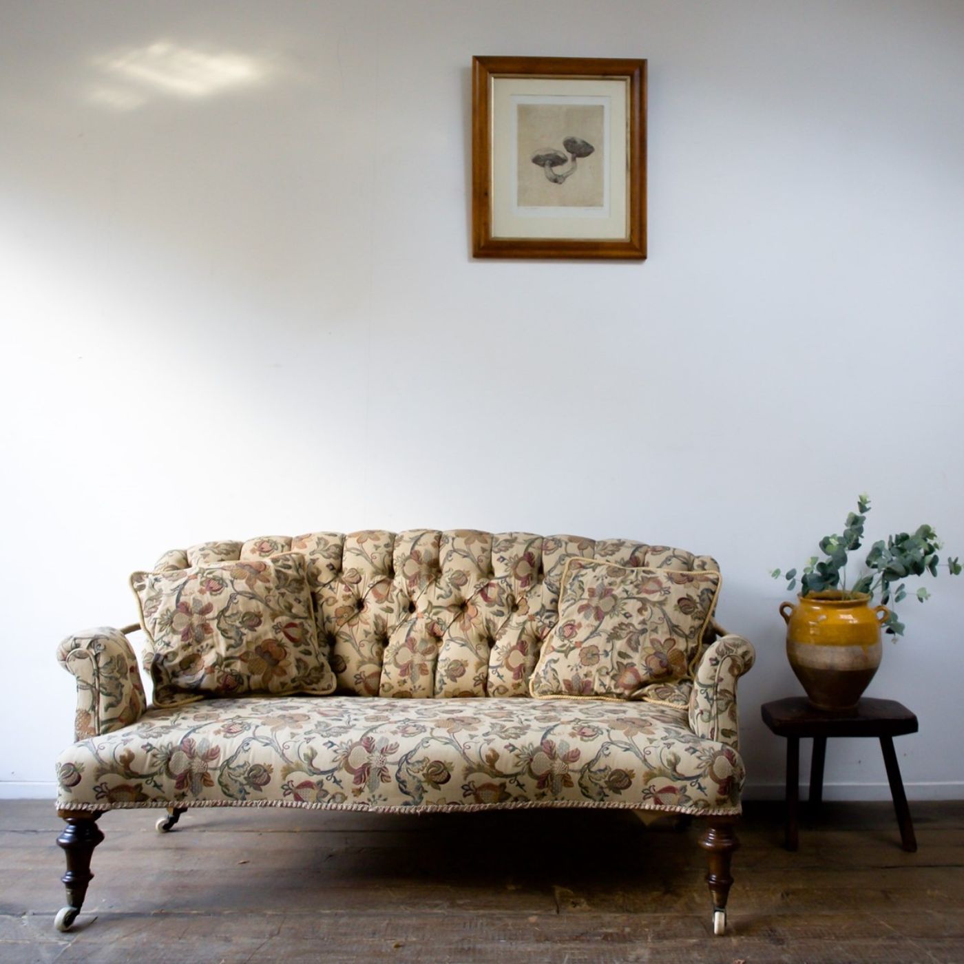 Sofa kiểu vintage in hoa văn cổ điển